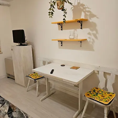 Apartment Bg-room *